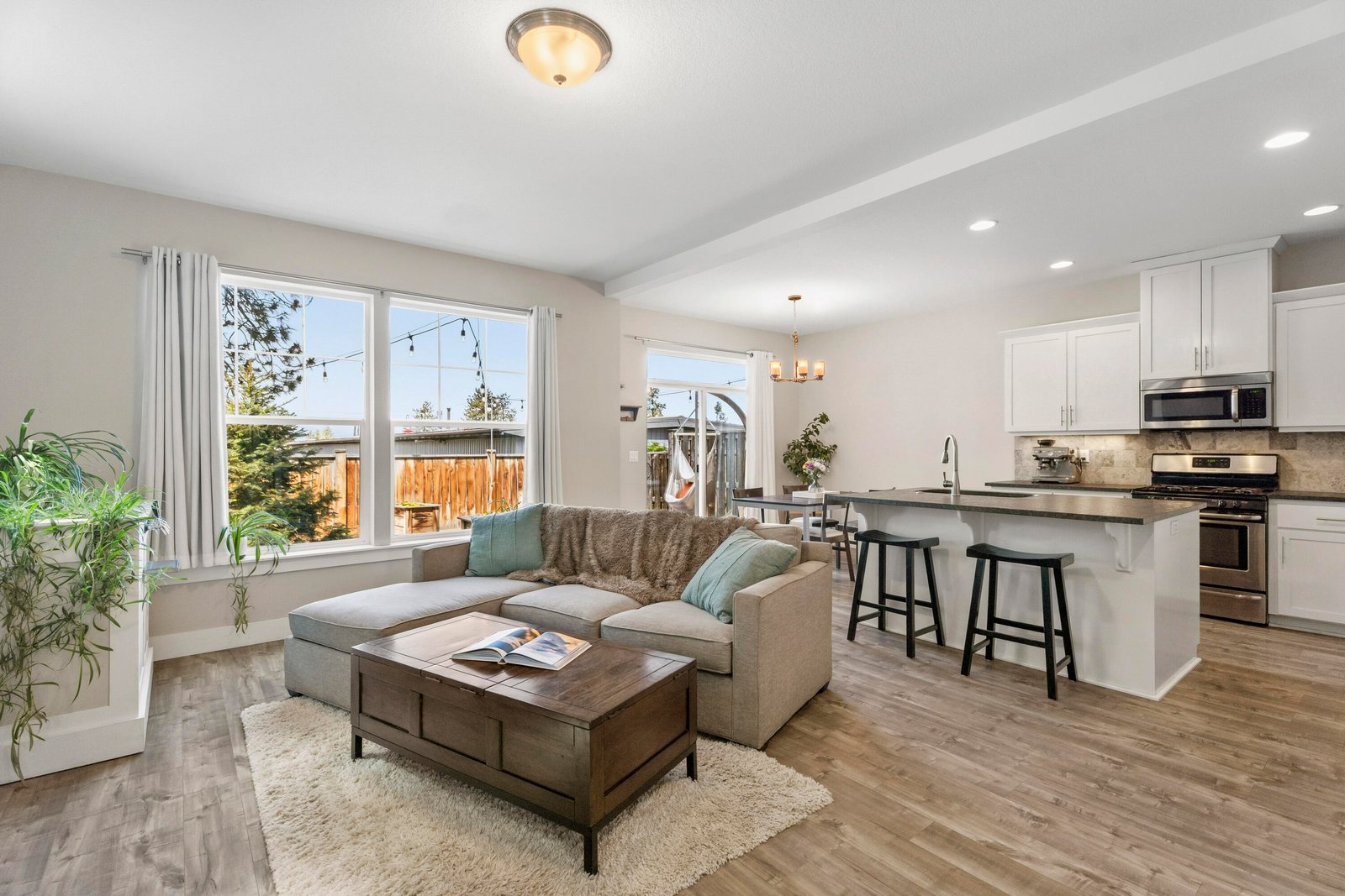 1035 SE Leonel Lane photo 3