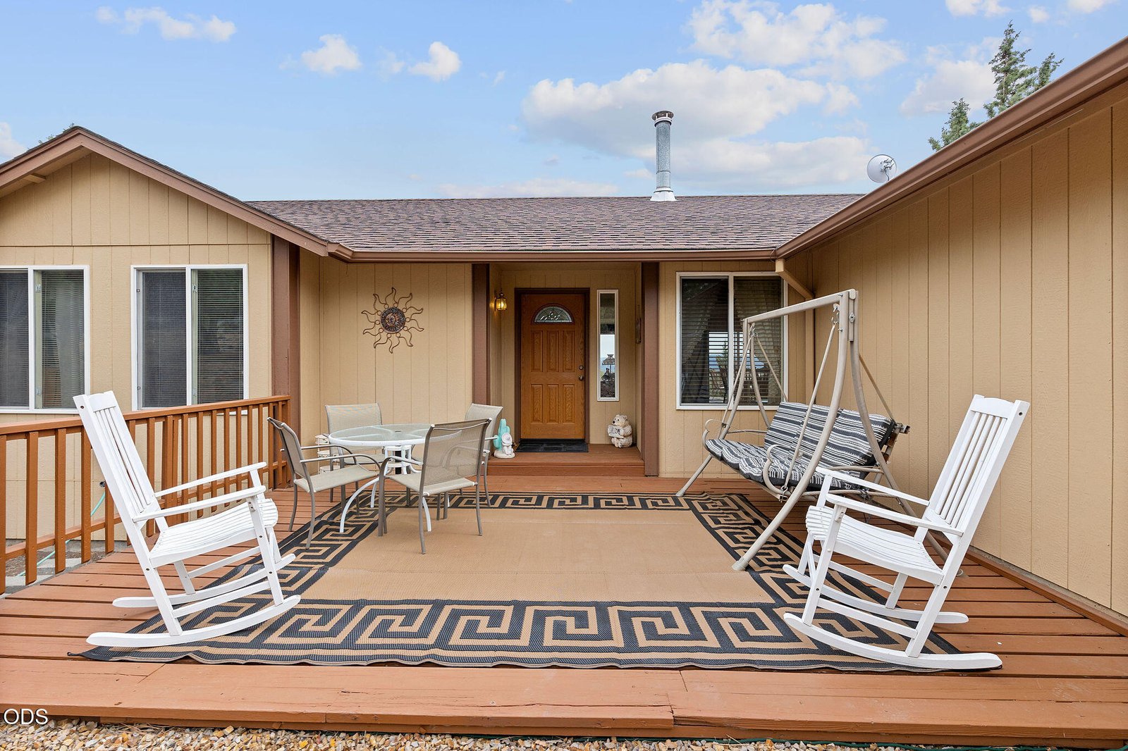1047 SE Akins Drive photo 2
