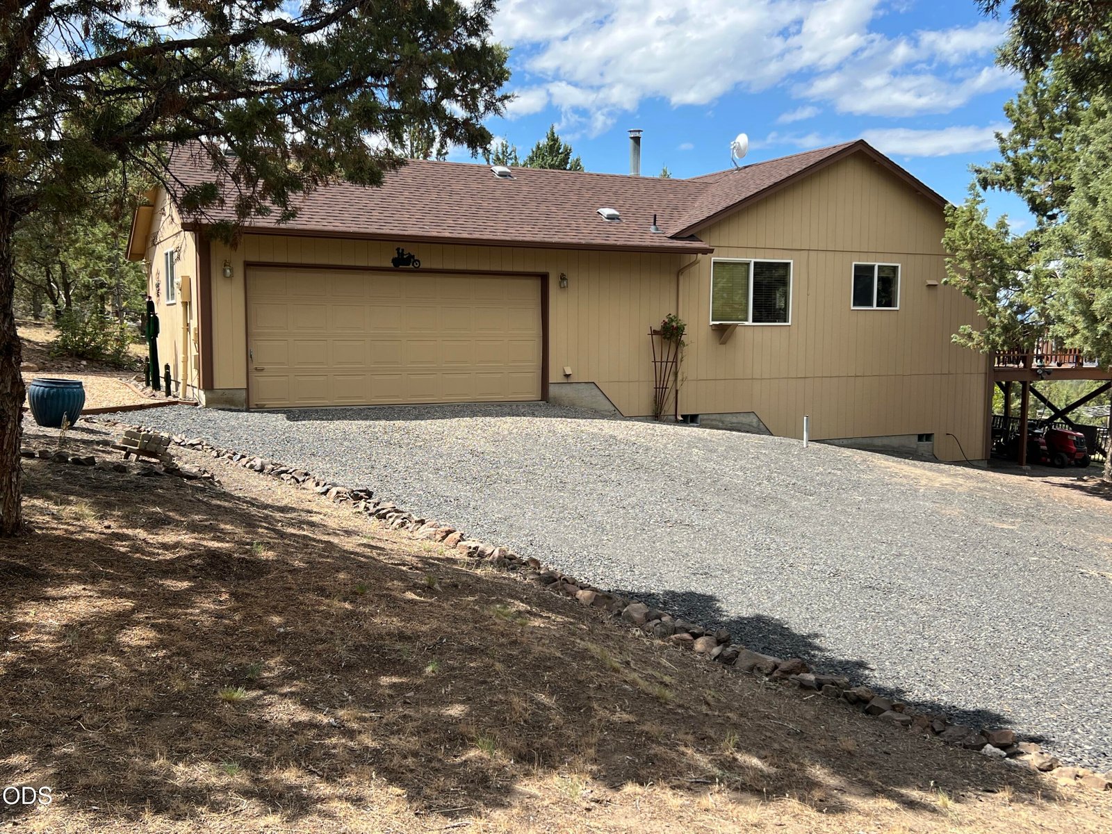 1047 SE Akins Drive photo 3