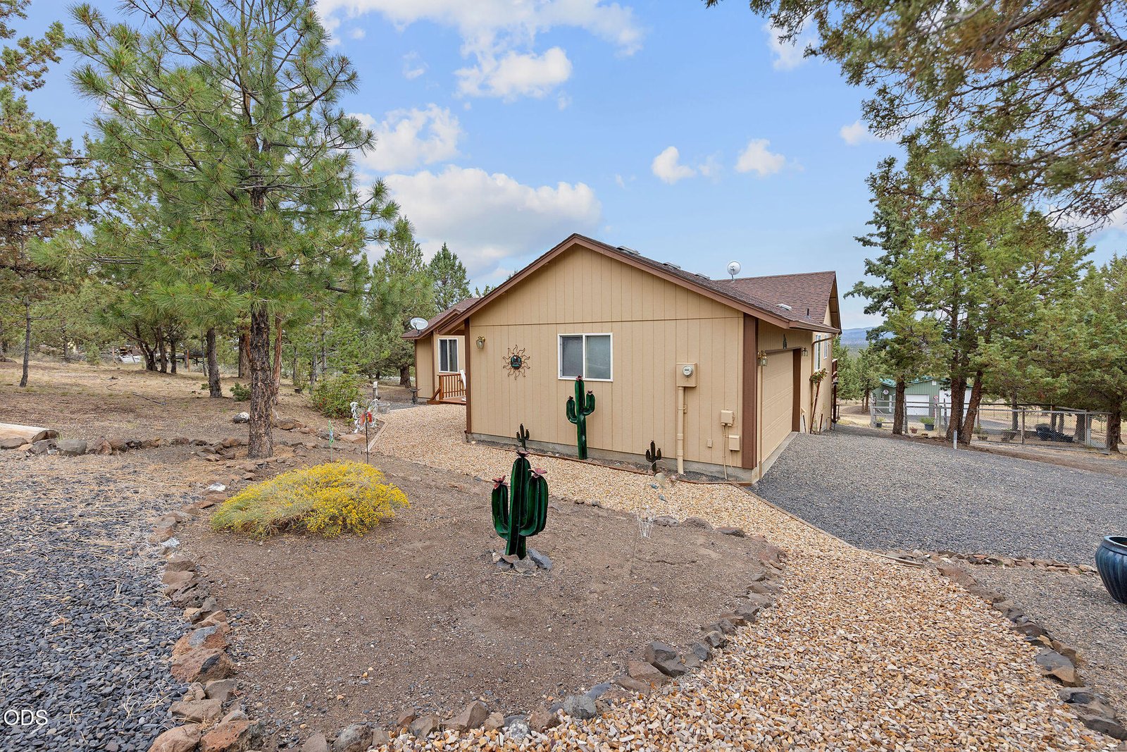 1047 SE Akins Drive photo 4