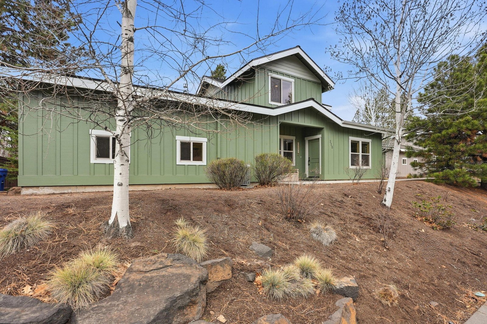 115 NW Mount Washington Drive photo 2