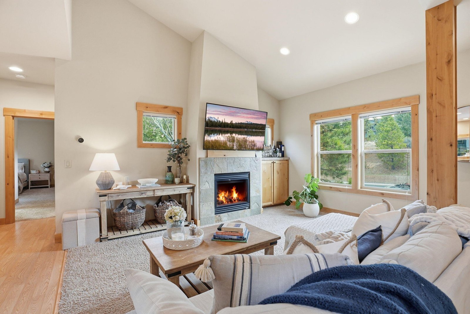 115 NW Mount Washington Drive photo 3