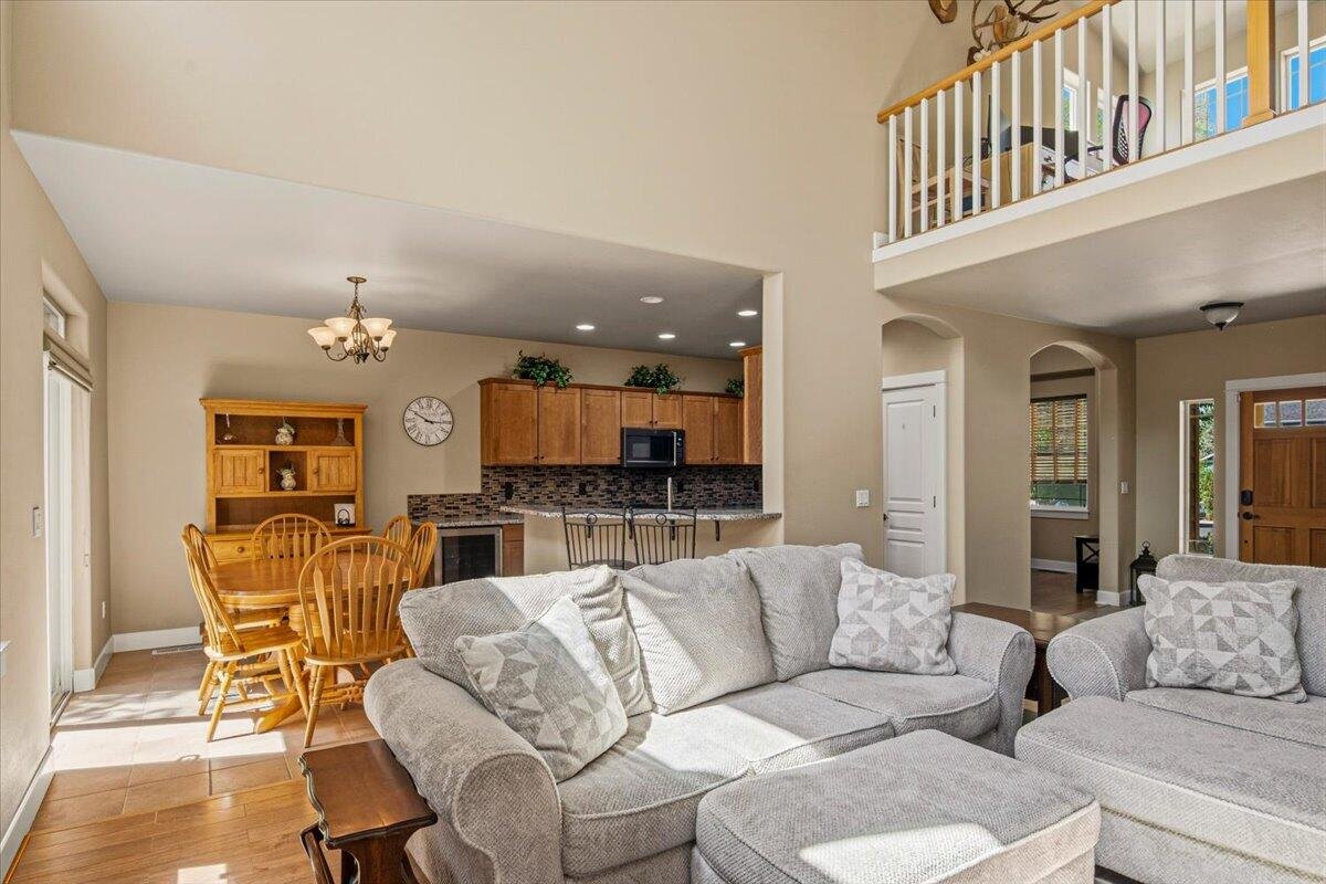 1339 SW Rimrock Way photo 4