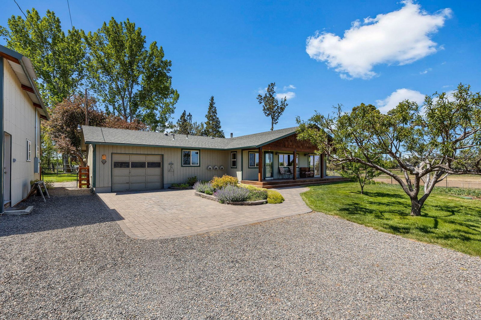 1350 NE Yucca Avenue photo 3