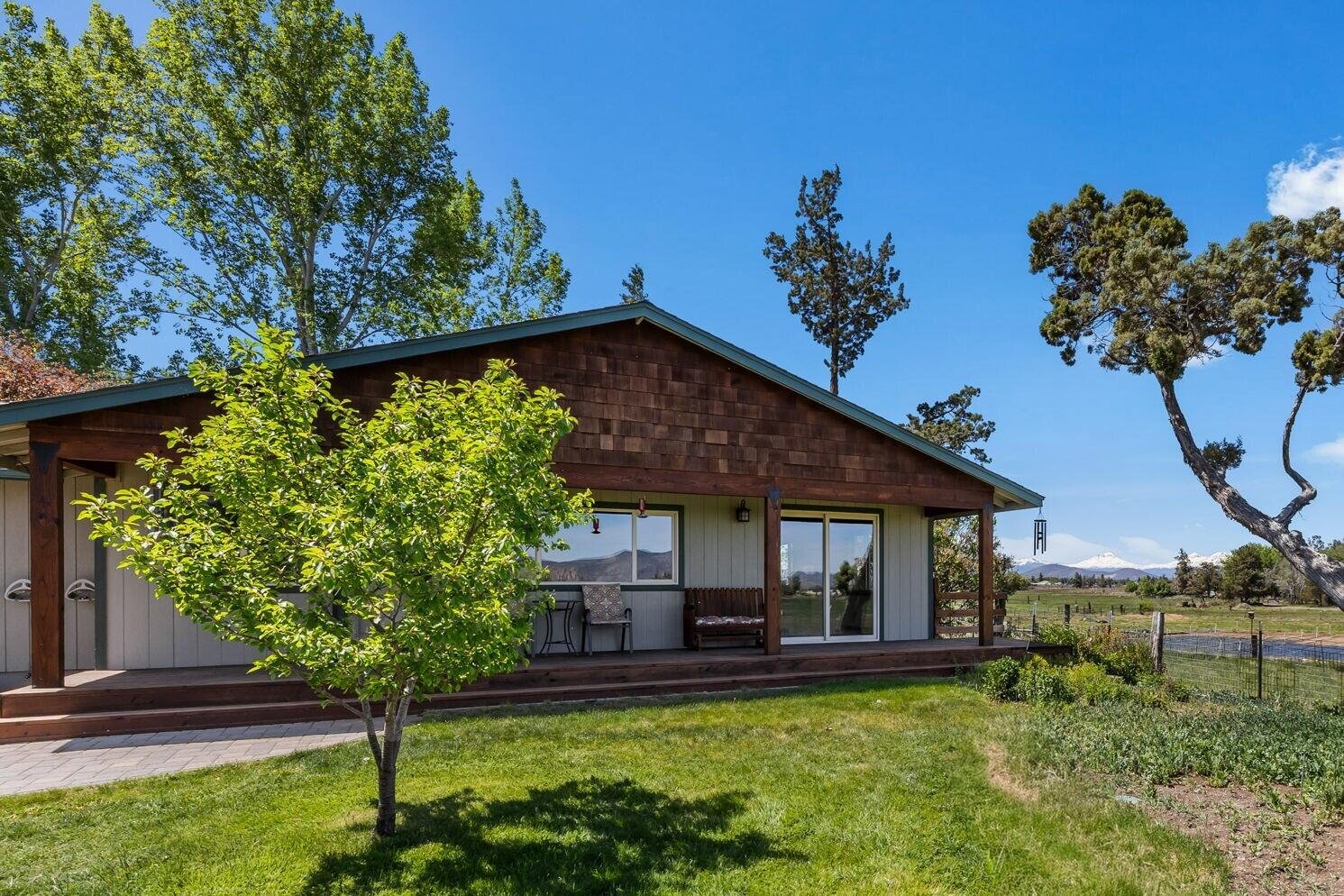 1350 NE Yucca Avenue photo 4