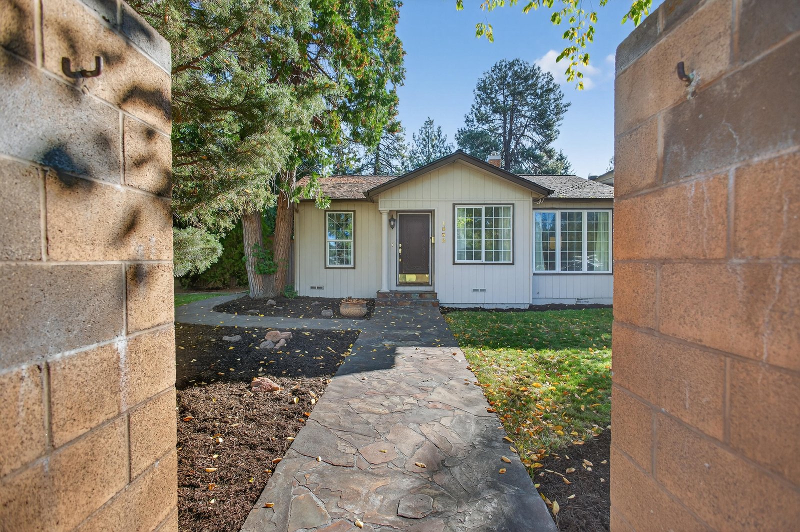 1532 NE 9th Street photo 2