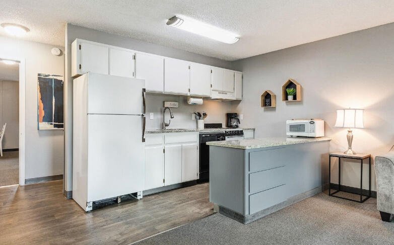 1565 NW Wall Street, 220-221 photo 3
