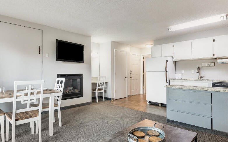 1565 NW Wall Street, 220-221 photo 4