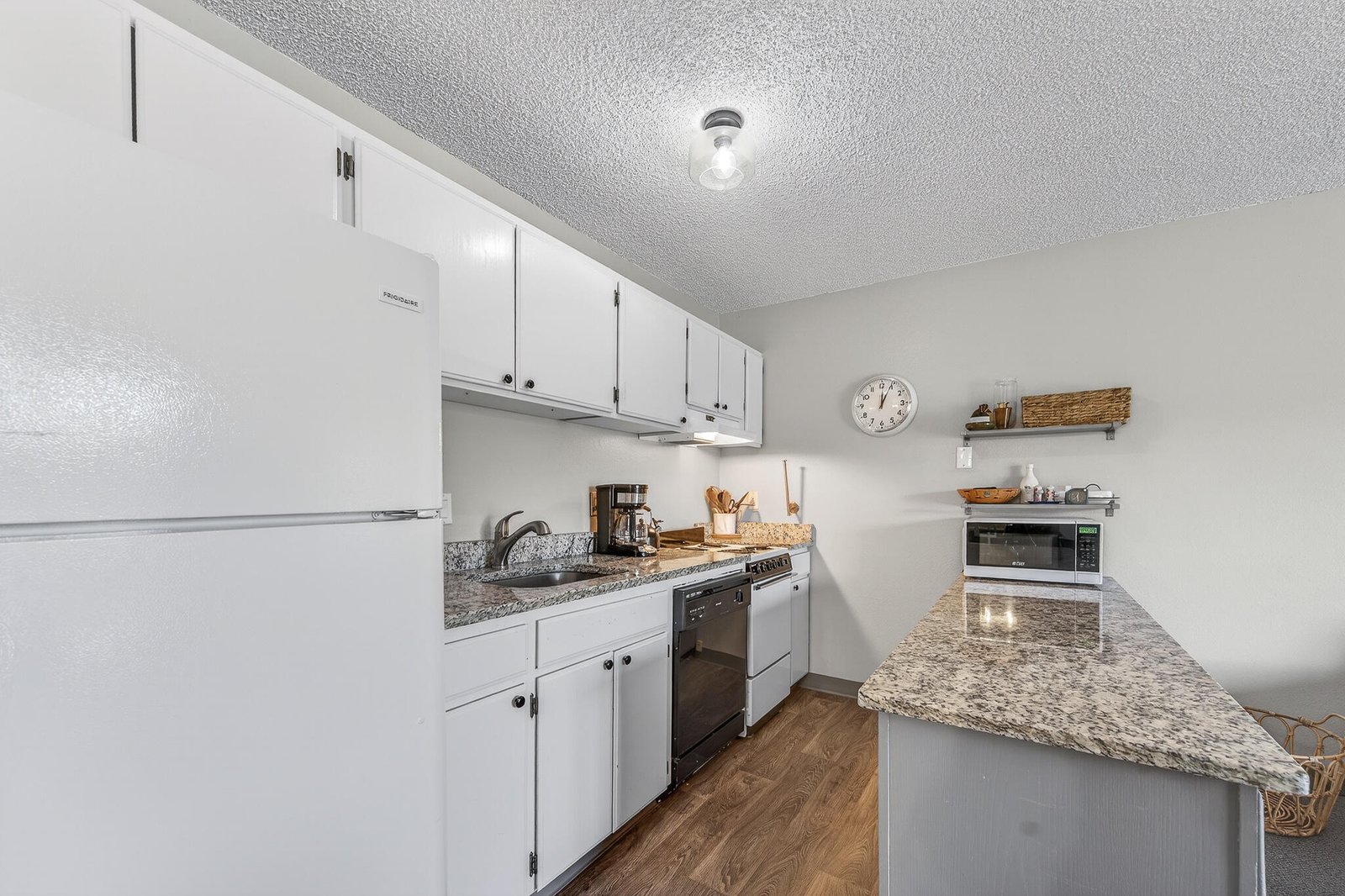 1565 NW Wall Street, 327-328 photo 3