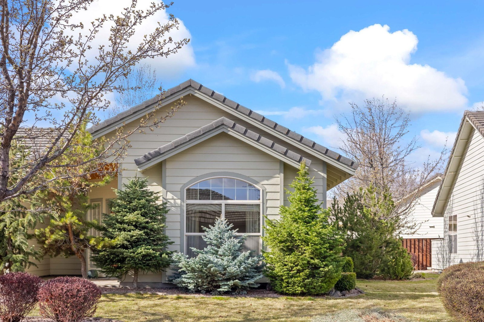 1726 NW Cliff Side Way — Redmond, OR