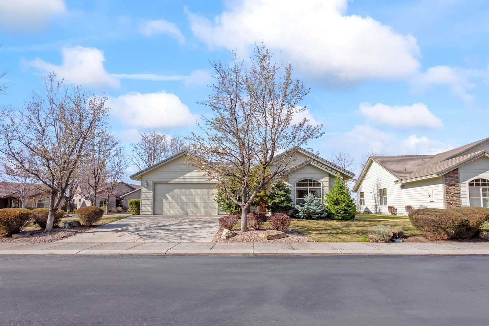 1726 NW Cliff Side Way photo 2