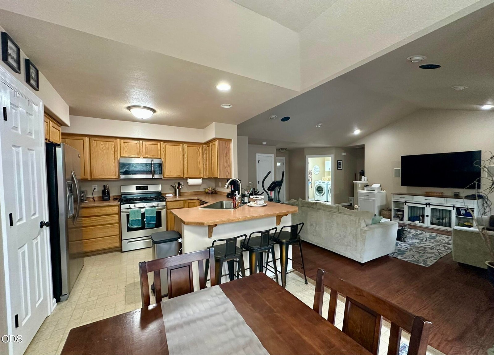 2142 NW Elm Avenue photo 3