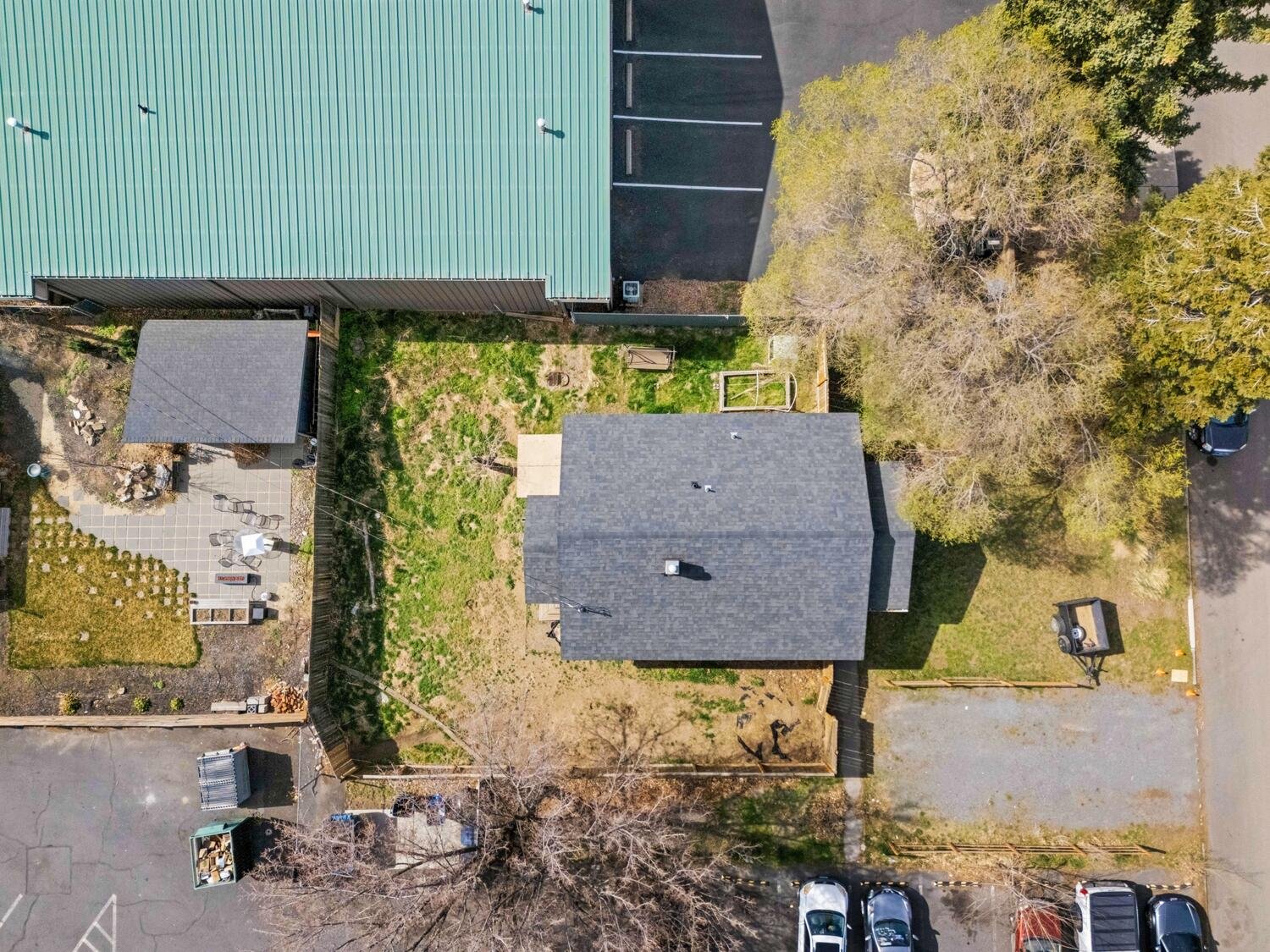 225 SE Vine Lane photo 2