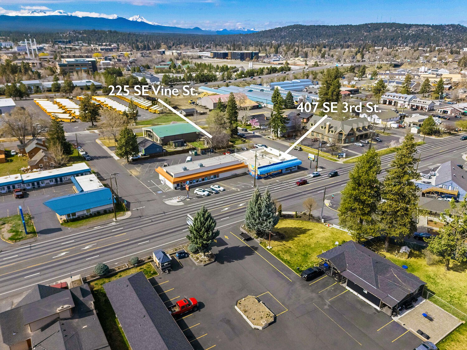 225 SE Vine Lane photo 4