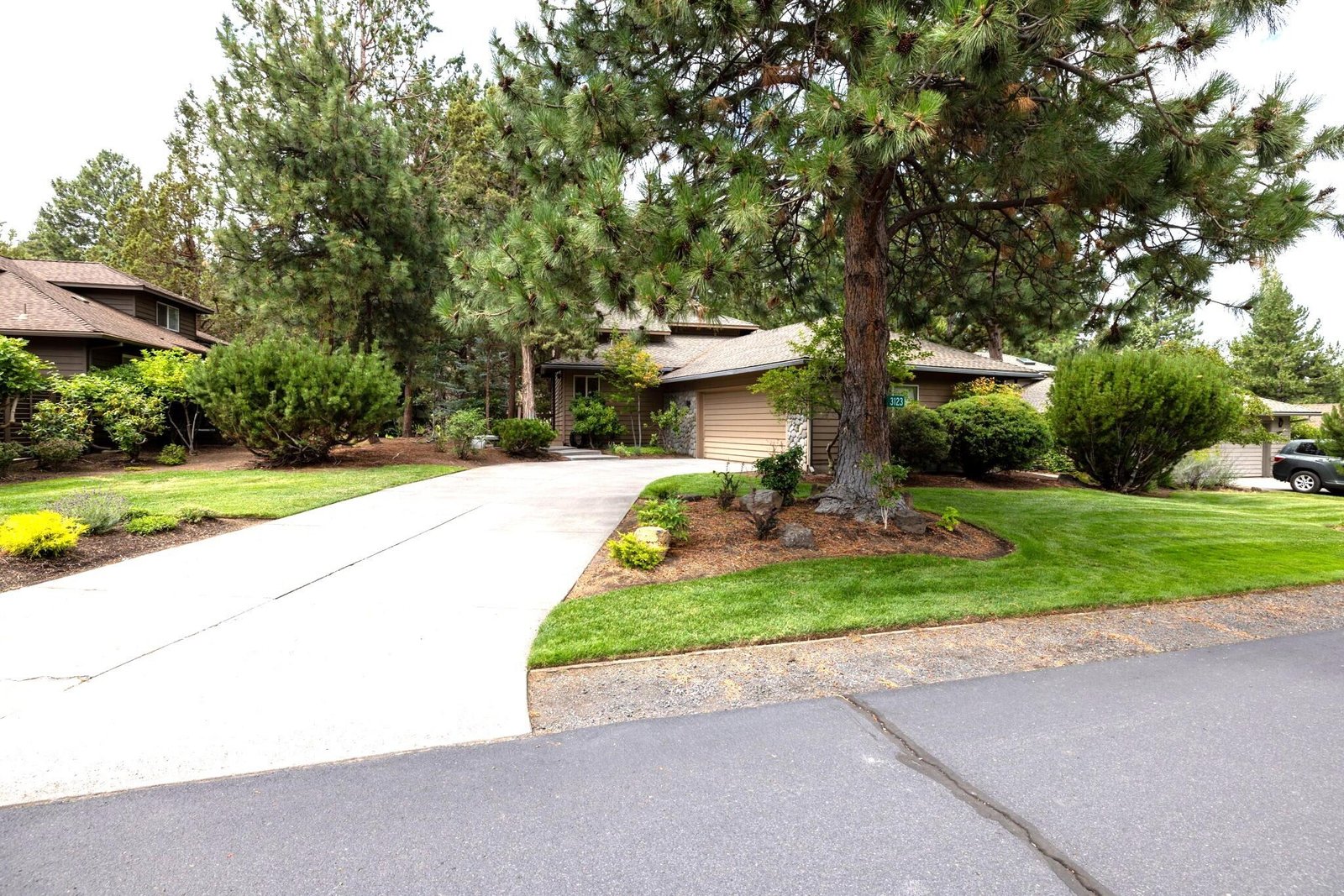 3123 NW Clubhouse Drive photo 4