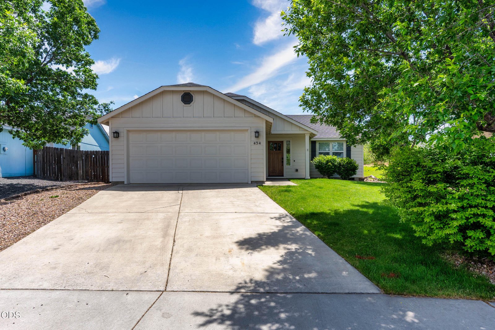 454 NE Spruce Court photo 3