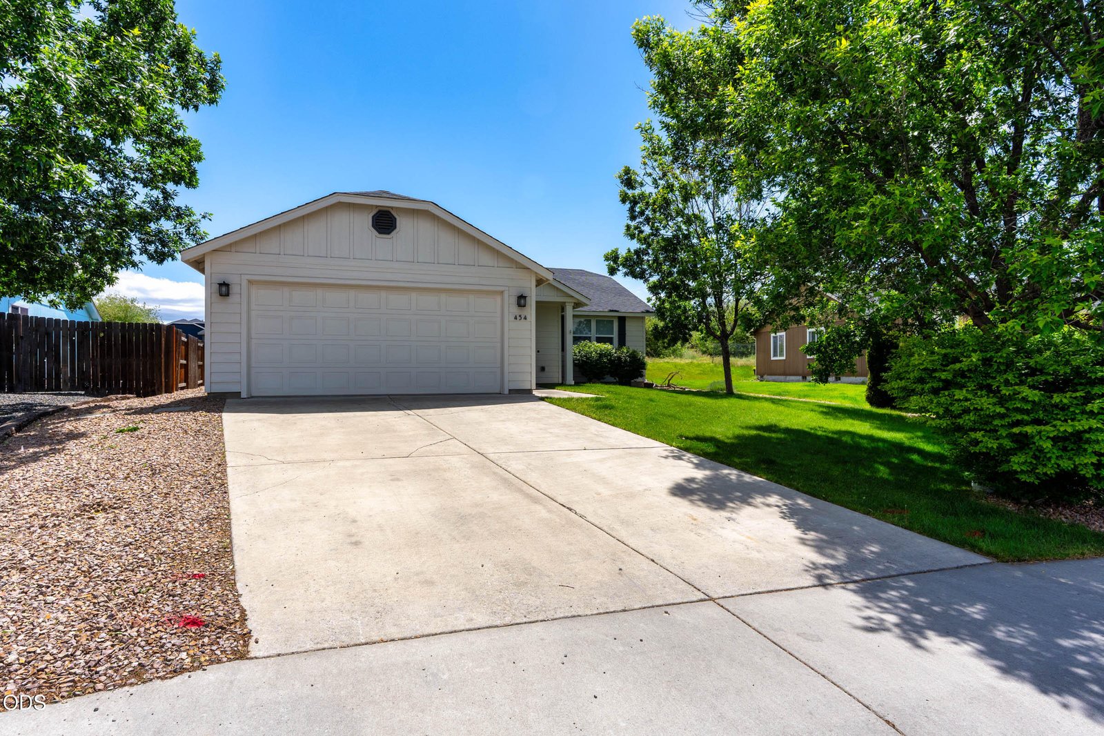 454 NE Spruce Court photo 4