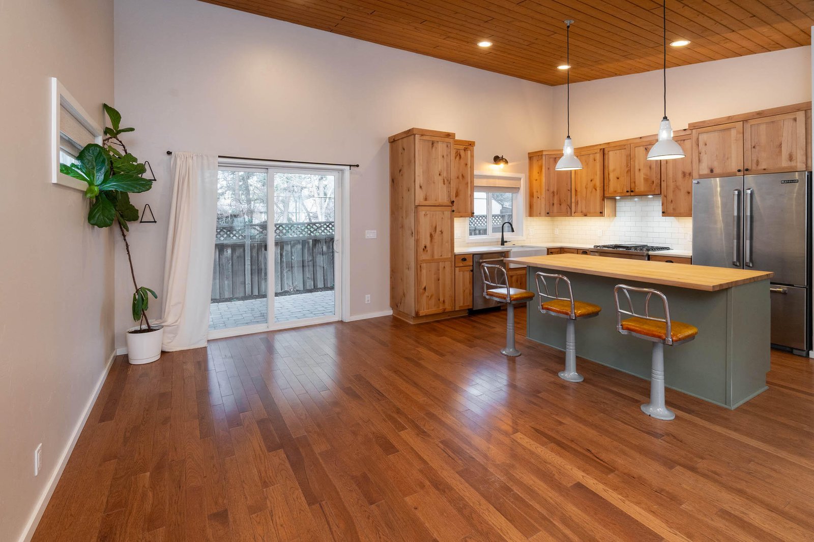 558 NE Lafayette Avenue photo 4