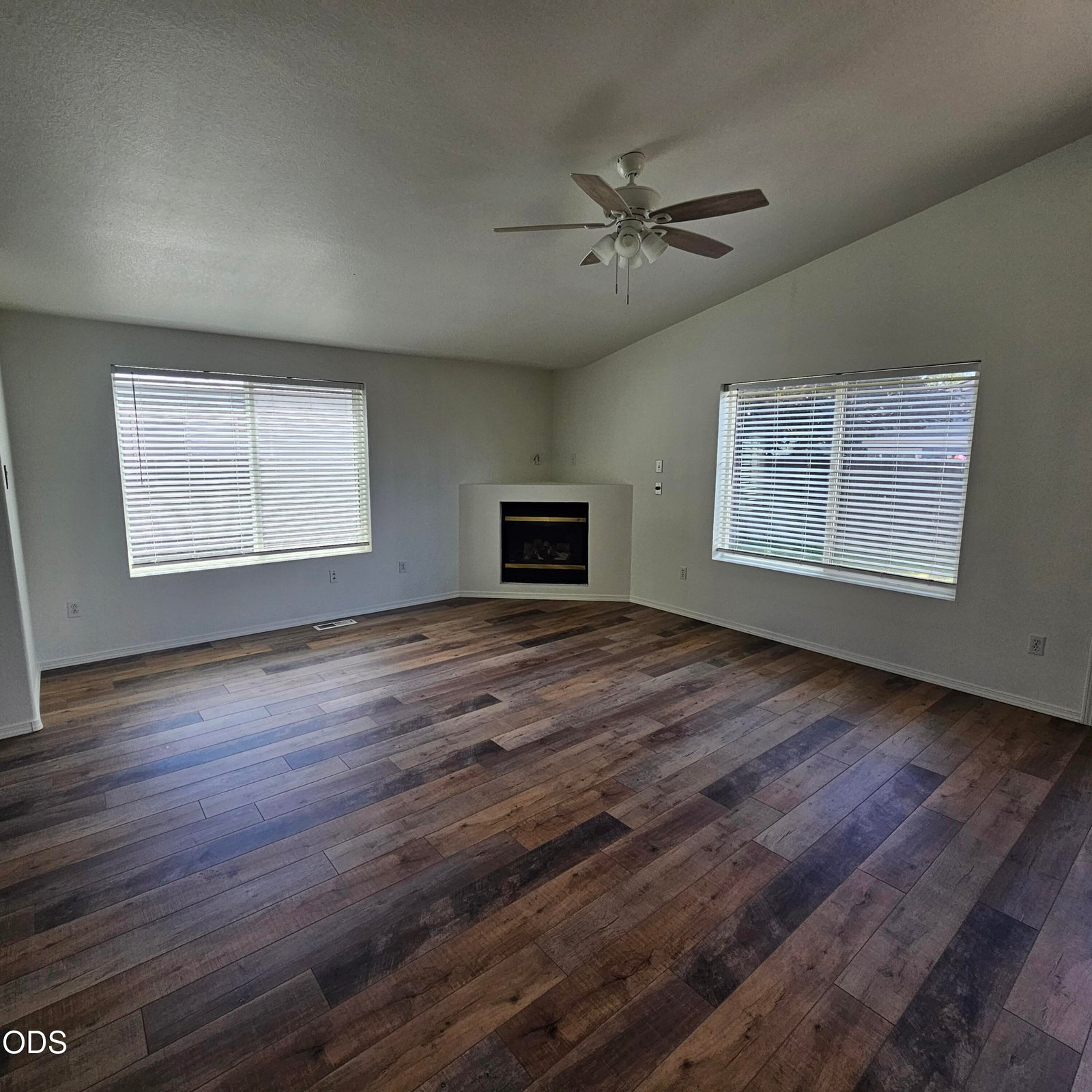 569 -571 NE Negus Loop photo 4
