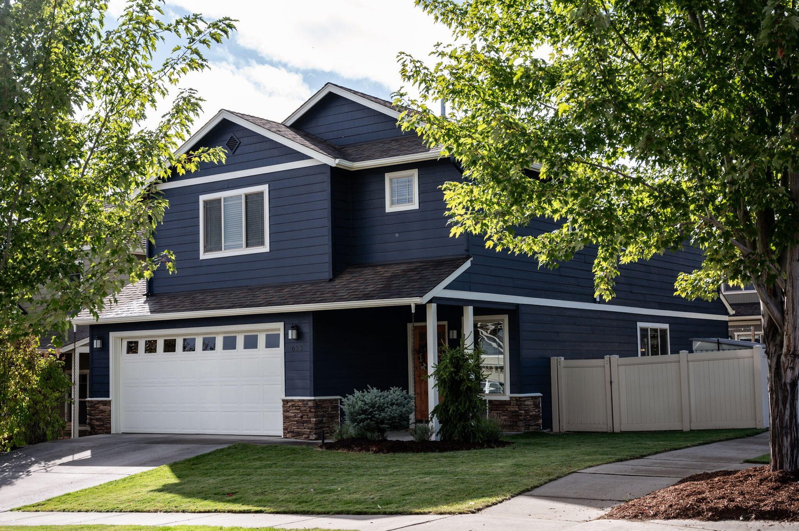 633 SE Glengarry Place photo 2