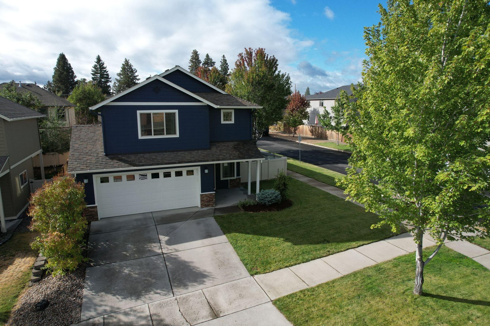 633 SE Glengarry Place photo 3
