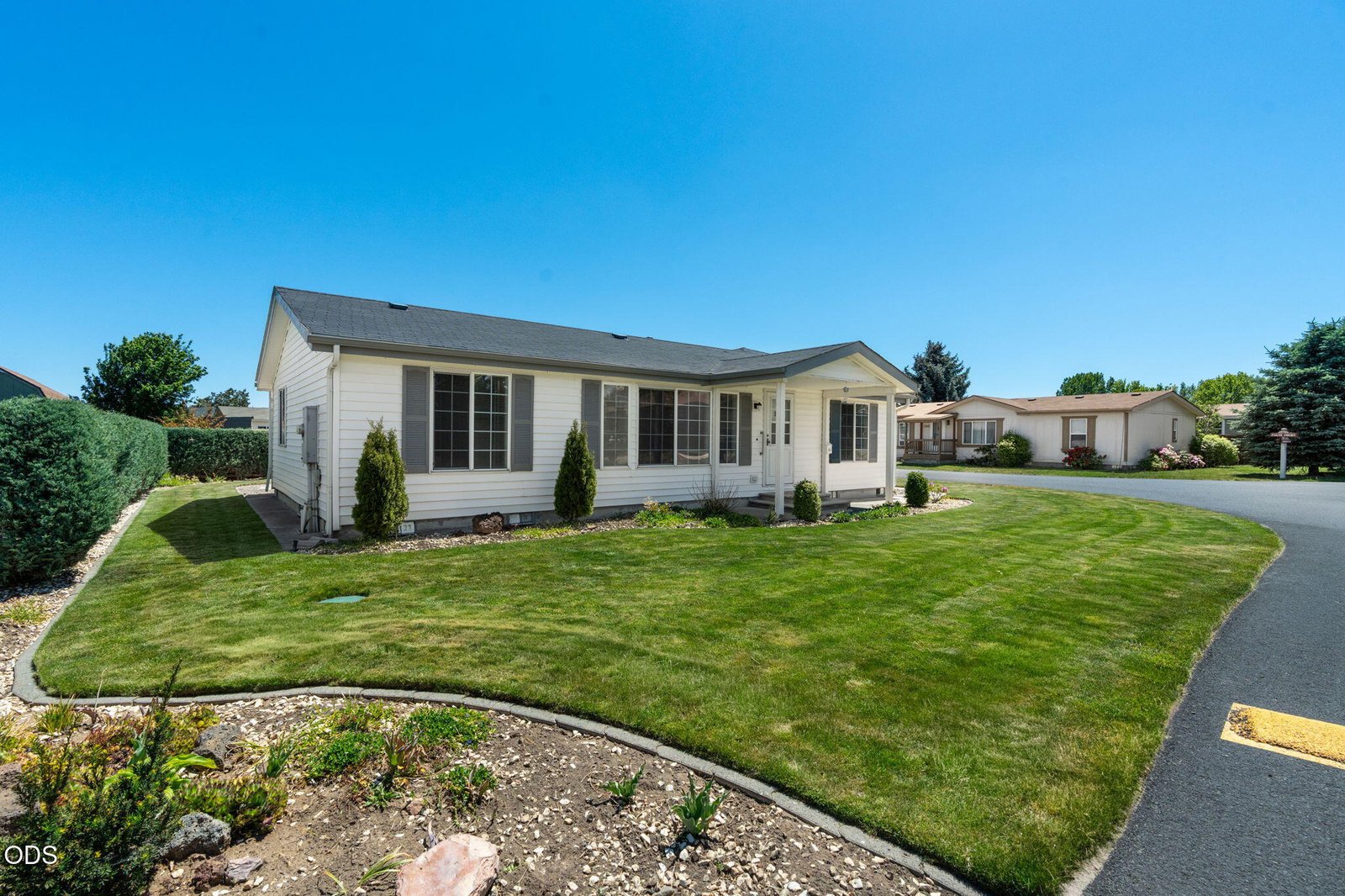 811 NE Paiute Court photo 3