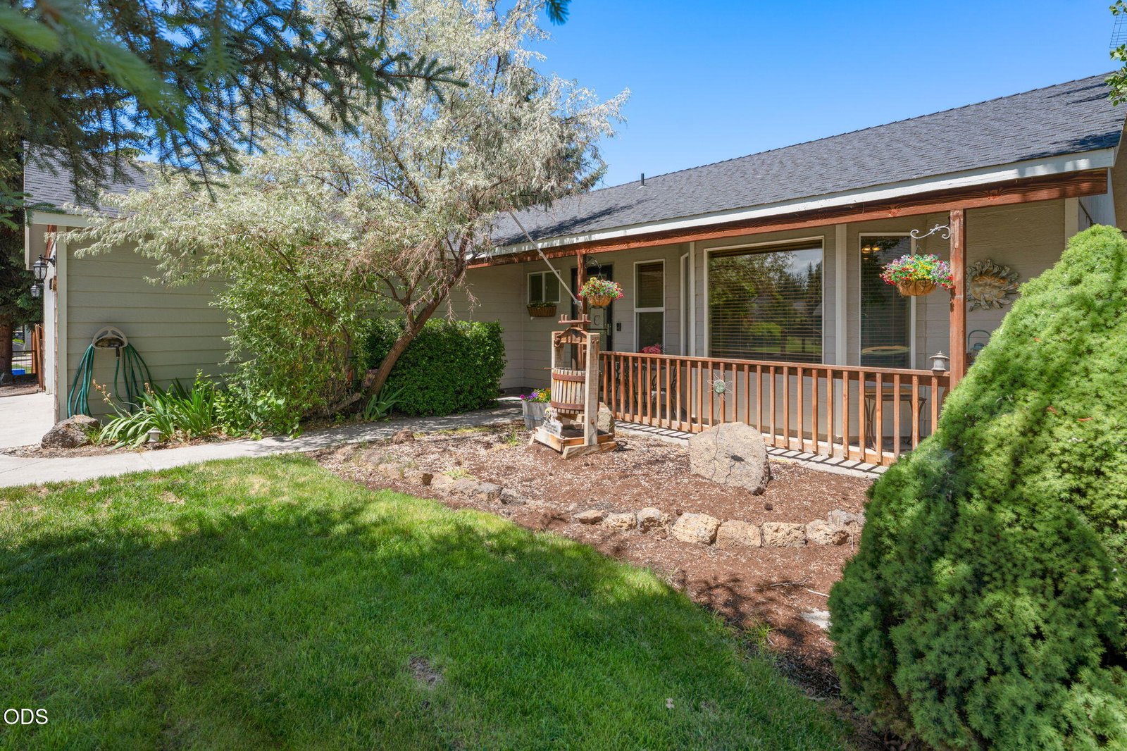 841 NW Negus Place photo 3