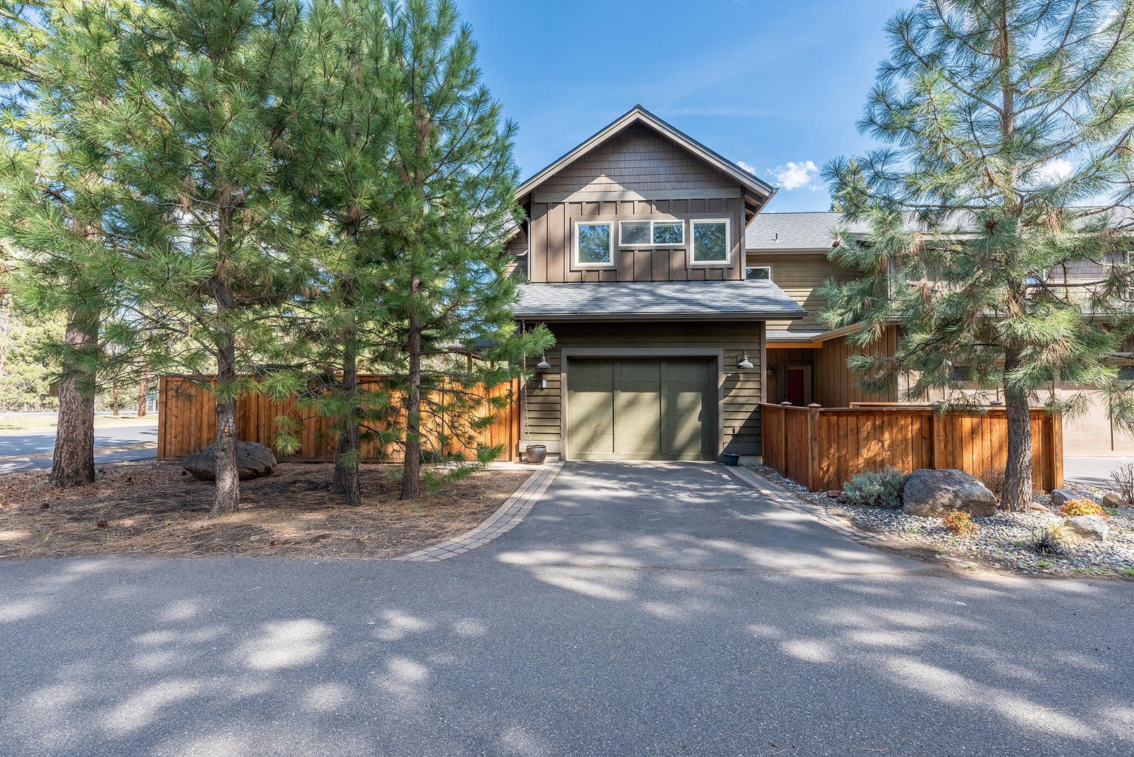 923 E Desperado Trail — Sisters, OR